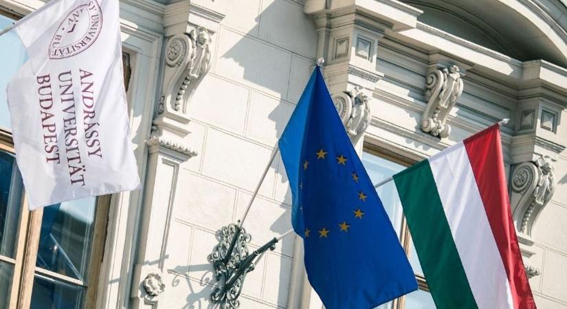 Botrány az egyetemen: az Andrássy Egyetem oktatói már nem is titkolják, kinek a szekerét tolják