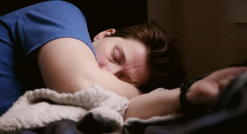 Reggeli zsibbadás, fájó váll? Ha így alszik, könnyen baj lehet belőle
