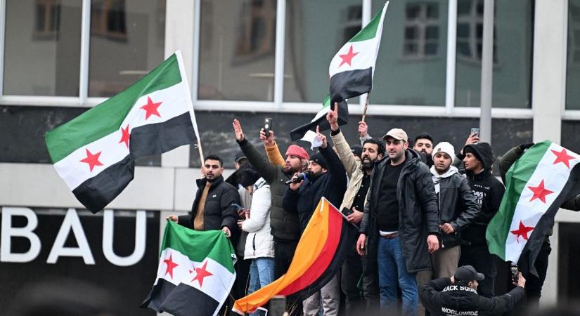 Több embert is előállítottak Hollandiában terroristapropaganda terjesztése miatt