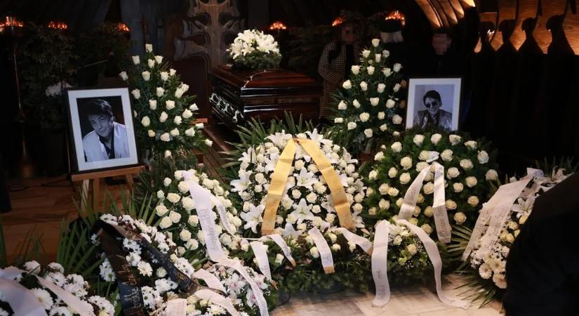 Megható pillanatok a Farkasréti temetőben, így búcsúztak Fenyő Miklóstól