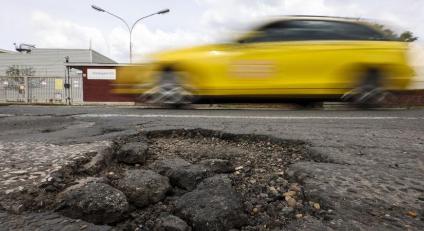 Kátyúk mindenhol, de már látszik a vége: jövő hétre fordulat jöhet az utakon
