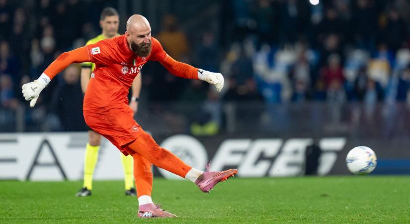 A kapus olyan erővel bombázta lécre a tizenegyesét, hogy a hálóba flipperezett a labda