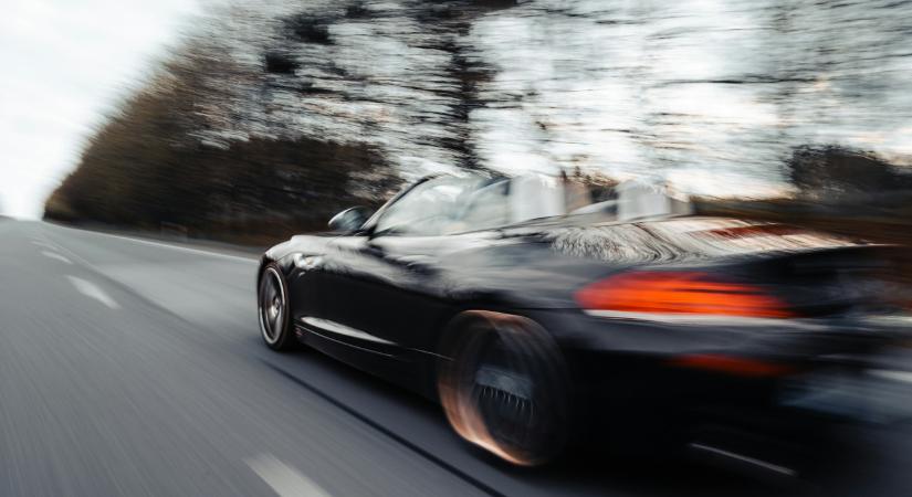 Combos büntetés vár a kecskeméti autósra, a megengedett duplájával száguldott