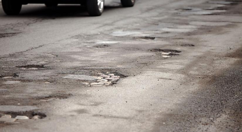 Ennyibe került a kátyúk betemetése eddig, szédítő összeget mondott a szakember, ettől nem fogsz magadhoz térni