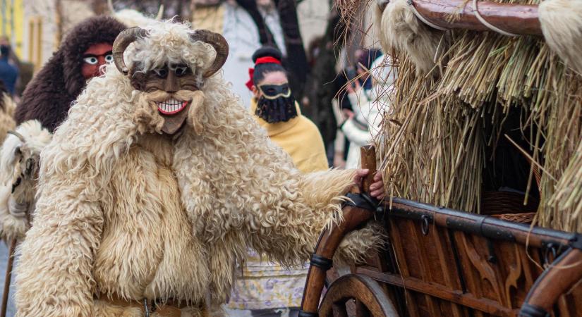 Borzas bundák és hatalmas máglyák a déli határnál
