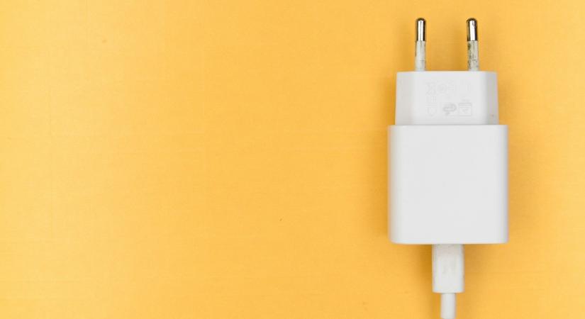 Töltőket vizsgál az NKFH, korábban tízből kilenc nem felelt meg