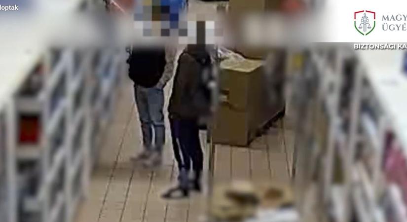 Kiakadt a mohóságmérő az esztergomi áruházban, videón a mágneskezű duó