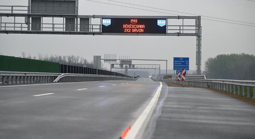 Máris továbbépítik Magyarország egyik legfontosabb autópályáját: így viszik el a román határig – itt lesz az ország legnagyobb vidéki csomópontja