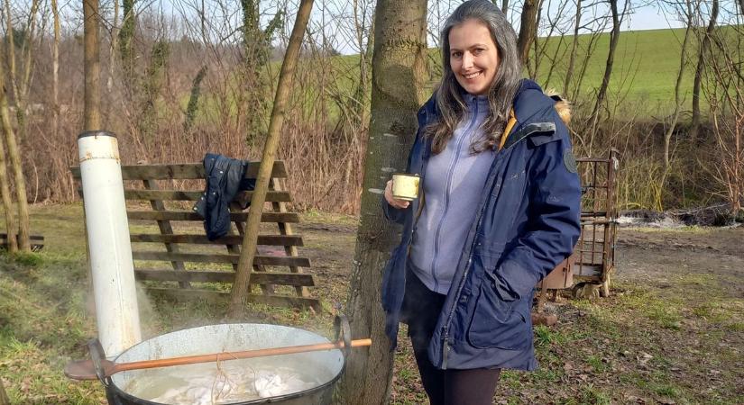 Stewardessből lett gazdasszonnyal is találkoztunk - Disznóvágást rendeztek Alsóújlakon