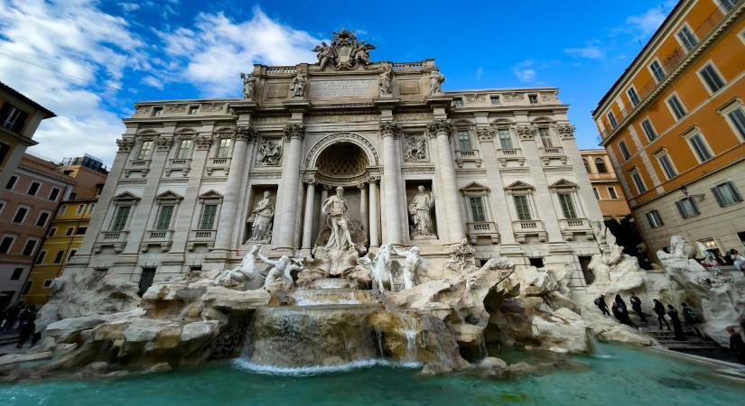 Hiába vált fizetőssé a Trevi-kút, egymást tapossák a látogatók