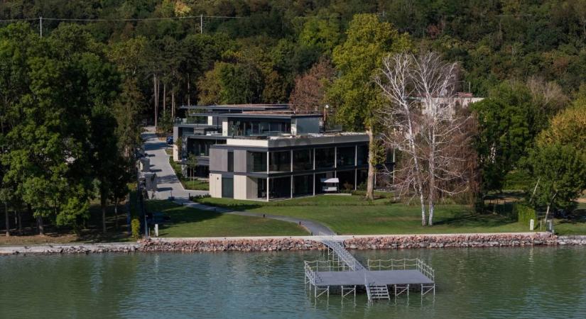 Privát strand, saját stég és jakuzzival ellátott terasz – igazi luxus Balatonakarattyán (galéria)
