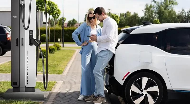Flottákra szabott gyorstöltővel erősít a Schneider Electric