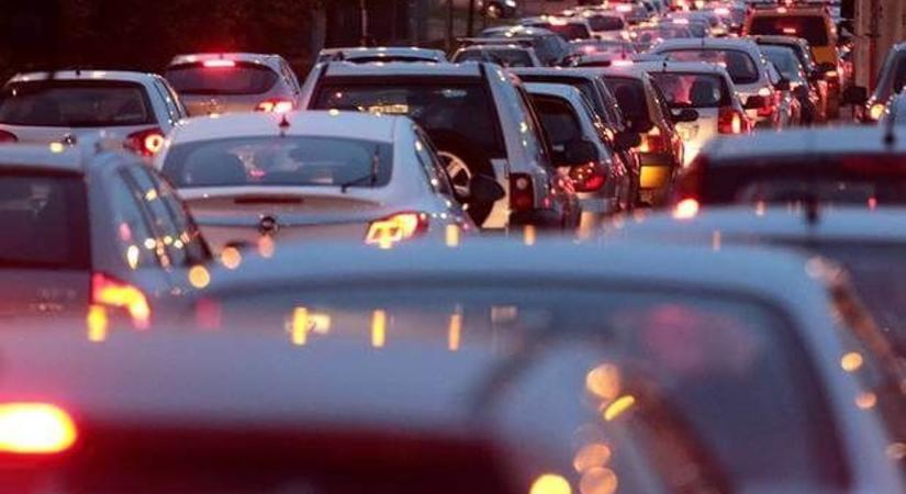 Torlódás, ónos eső: ezekre készülhetünk az M3-ason