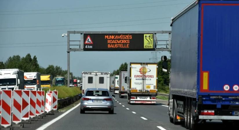 Tömegbaleset az M1-esen: órákra megbénul a Budapest felé tartó forgalom