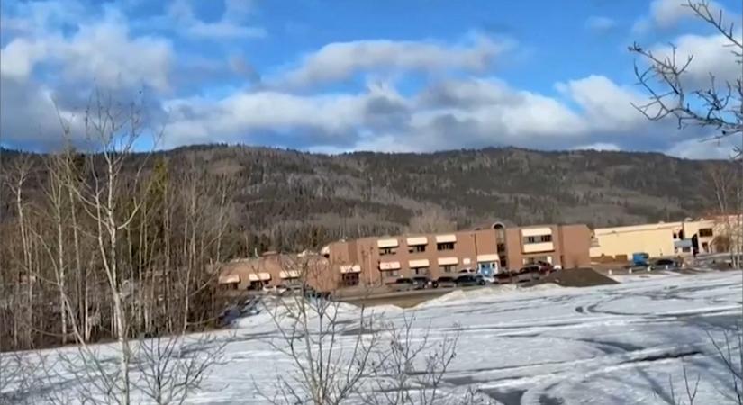 Tíz ember meghalt egy iskolai lövöldözésben Kanadában