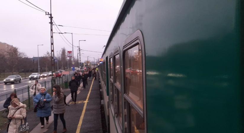 Mentőre vár a szentendrei HÉV