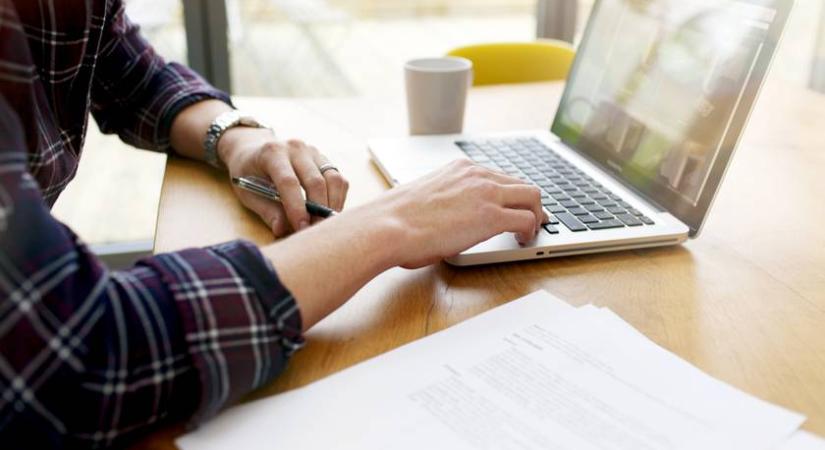 Fontos határidő közeleg, rengeteg magyart érint