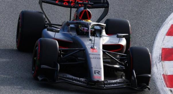 ÉLŐ: A bahreini F1-es teszt első napja