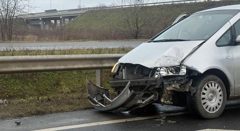 Két autó ütközött a Határ út környékén