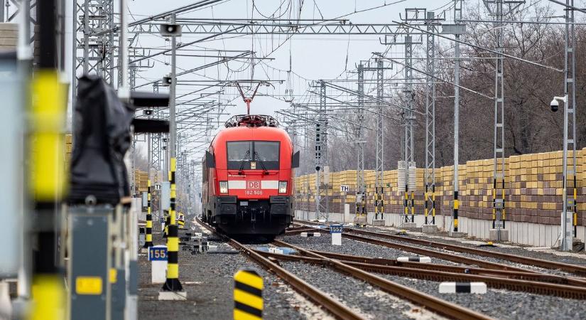 Ez is eljött: megindult az első vonat a Budapest–Belgrád vasútvonalon, nagyon különleges szerelvény próbálja ki először a sínpályát – videó