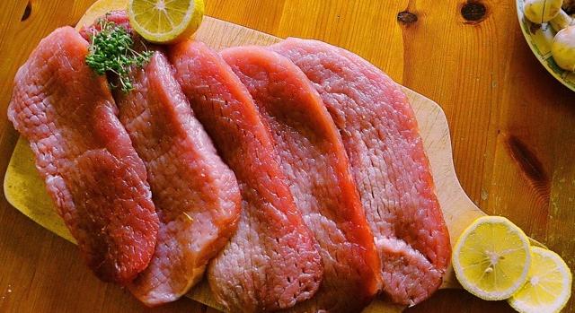 Hogyan válasszuk ki a legfrissebb húst a hűtőpultból?