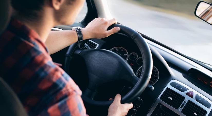 A gépjárműadó-mentesség bejelentését sürgeti a NAV