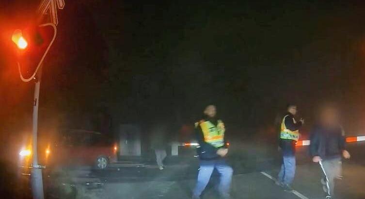 Videón a pillanatok, amikor egy síneken ragadt autót elsodor a vonat Isaszegnél