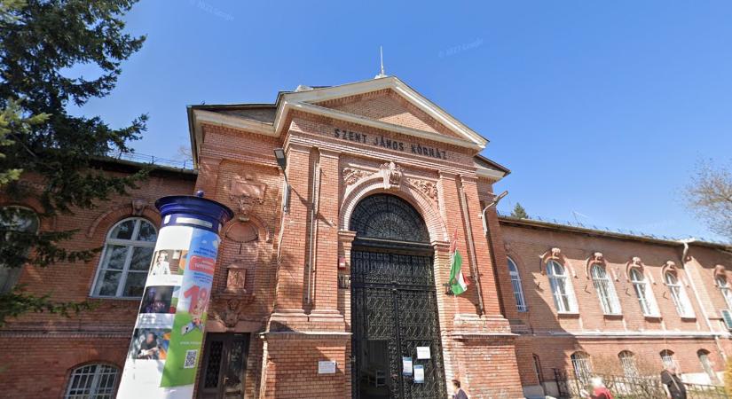 Csőtörés a János kórházban: ömlott a szennyvíz a betegváró plafonjából