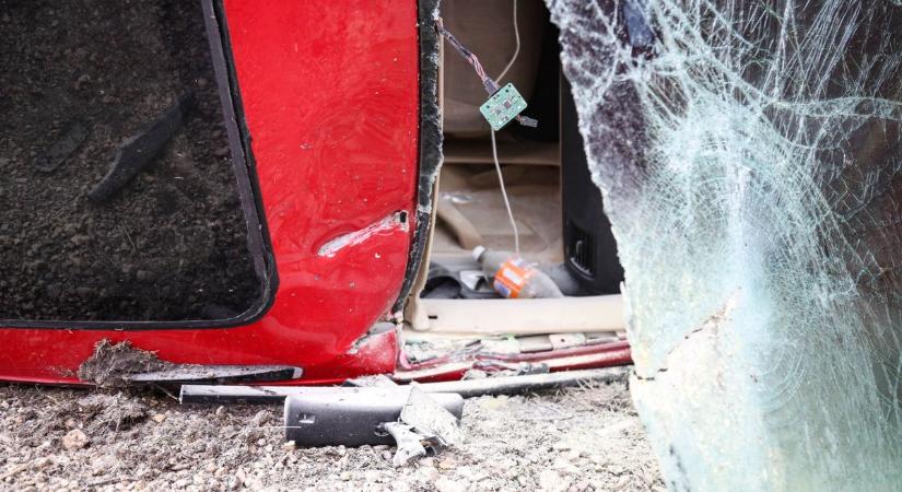 Frontálisan hajtott egymásba két autó Jászárokszállás közelében