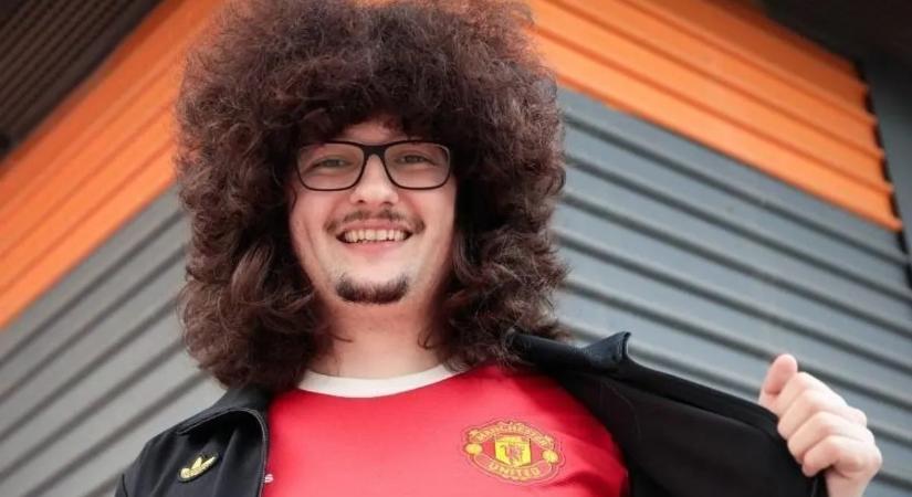 Így reagált a United-szurkoló arra, hogy Tóth Alexékre kell várnia a hajvágással – videó