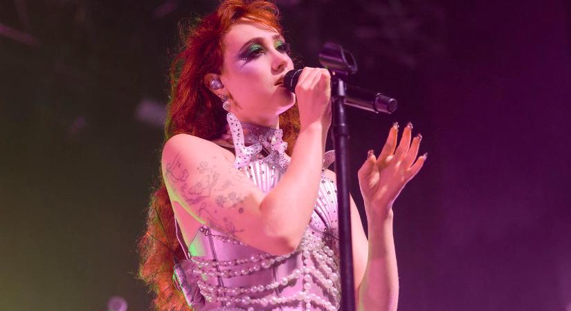 A botrányhős Chappell Roan után a magyar válogatott sztárjai következnek, mindenki otthagyja a híres világcéget?