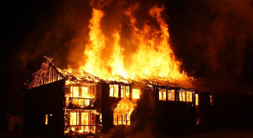 Hajdú-bihari bosszú: elgázolta, megverte, majd rágyújtotta a házat szomszédaira két férfi