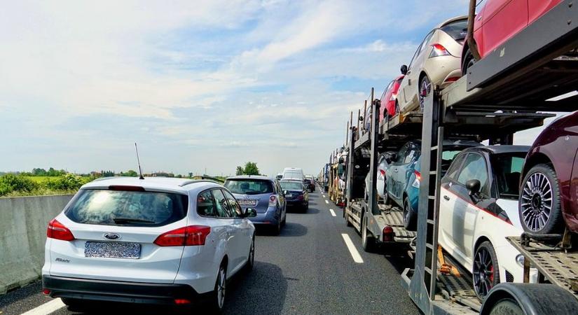 Három autó ütközött az M1-esen, több kilométeres a torlódás Biatorbágynál