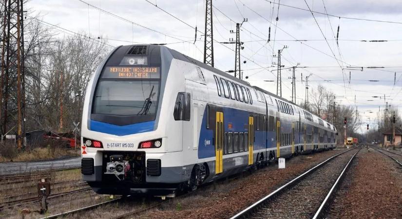 Vonatgázolás bénította a reggeli forgalmat: mentesítő járatra szállították az utasokat