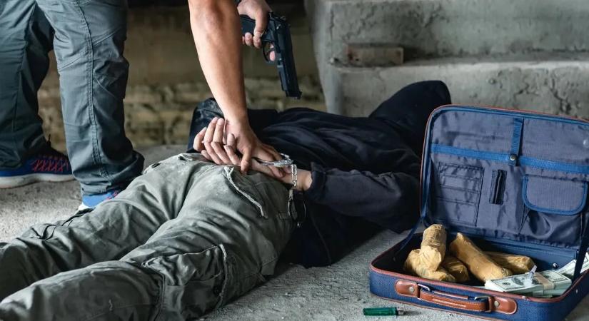 Lábbilincsben vezették a bíróság elé az unokázós csalókat – milliókat zsákmányoltak idős emberektől