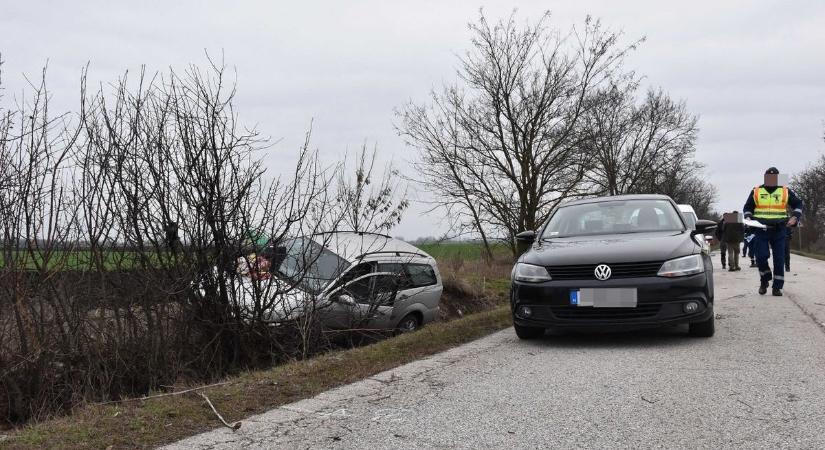 Hiába jött a mentőhelikopter, meghalt az autóban a balesetet szenvedett sofőr (fotó)