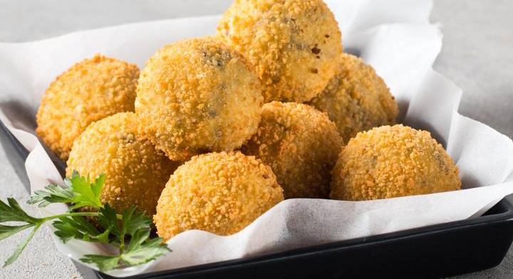 Aranybarnára sült, tonhalas krumpligolyó: kívül ropogós, belül lágy és krémes