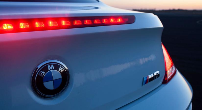 Megőrültek a magyar autósok ezért a tiltott autós extráért