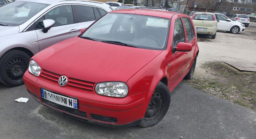 Megkérdeztük az önkormányzatot a murvás parkolóban álló rejtélyes francia Volkswagenről