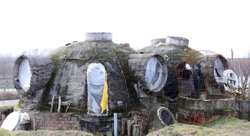 Páratlan kulturális központnak indult, ilyenek most a futurisztikus gömbházak Csoma határában