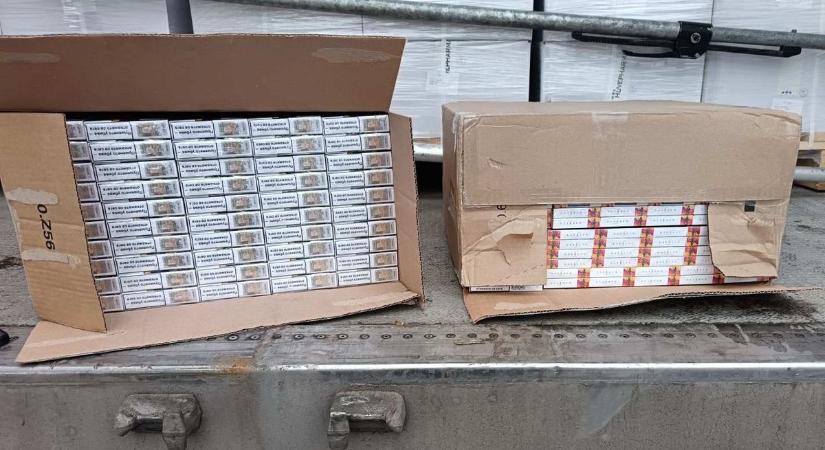 Bolgár kamion robogott csempészcigivel az M1-esen, nem jutott messzire