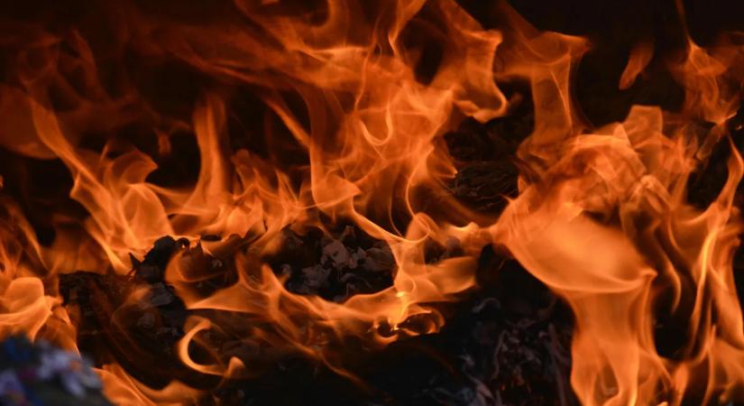 Elfogytak a szavak: mozgássérült, daganatos beteg apa mopedjét gyújtották fel