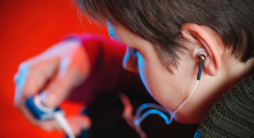 Mégis, kinek az élete? Gyalogosoknak a fülhallgató életveszélyes!