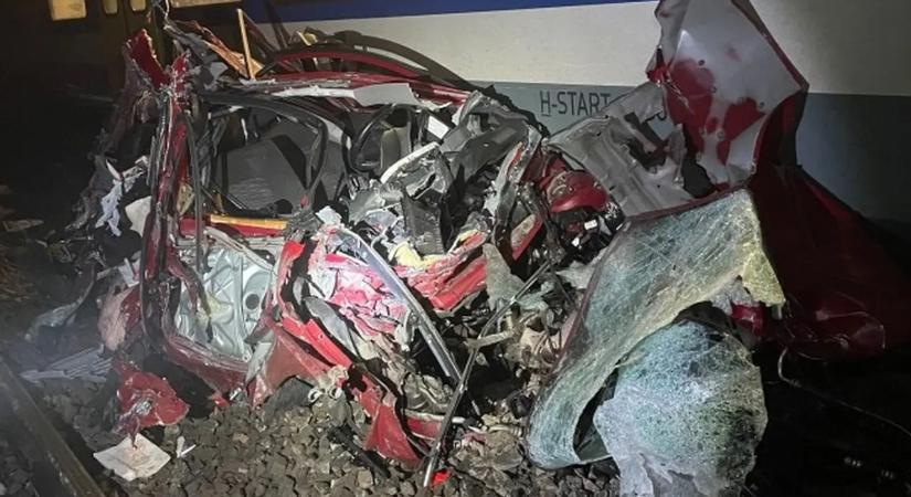 Sokkoló videó: így csukta össze a vonat a sínre szorult autót Isaszeg közelében!