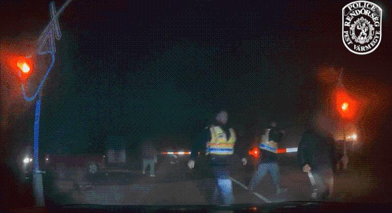 Személyautót sodort el a vonat Isaszegnél, utolsó pillanatban ugrottak el a mozdony elől