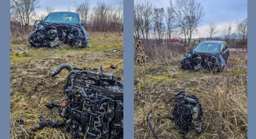 Horrorbaleset: kiszakadt a motor az autóból, miután a sofőr egy kisebb hídnak ütközött