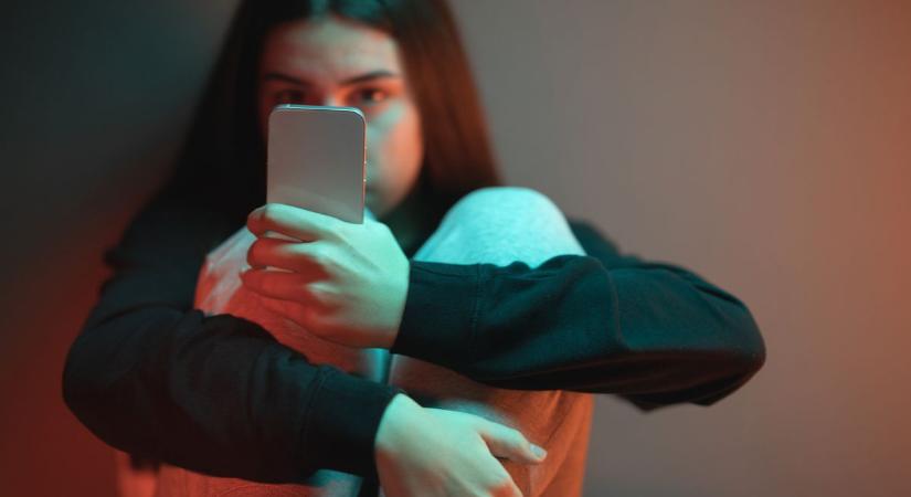 Mobilappal harcolna az internetes zaklatás ellen Európa