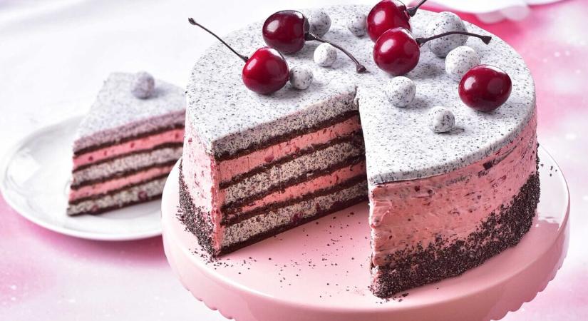 Meggyes, mákos, marcipános torta