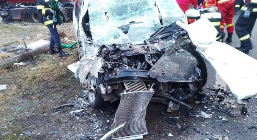 Kisteherautónak ütközött egy személyautó: hárman megsérültek