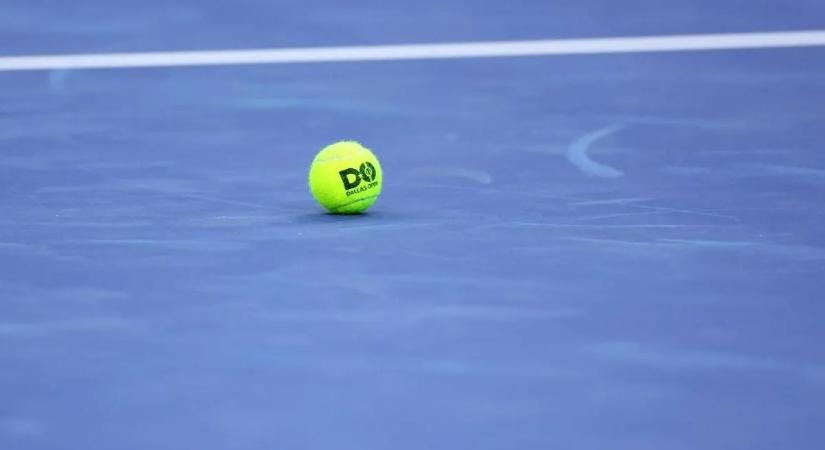 Bajba került a teniszező, mert az apjával használt közös törölközőt